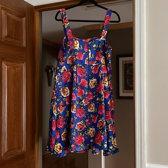 Fun Floral Summer Dress - Picture 6 of 9